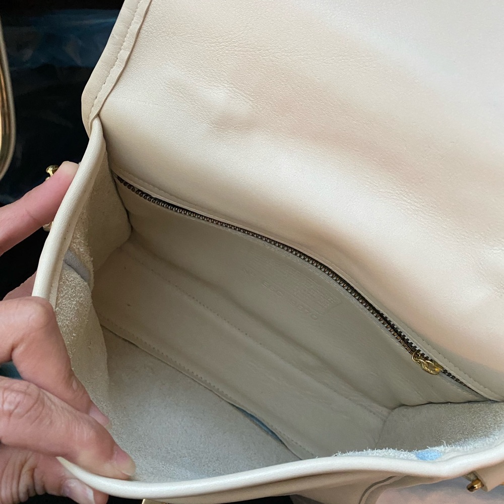 This grain leather coach bag in cream color is in great condition barely use.